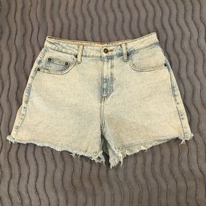 Guess Light Wash High Waisted Jean Shorts - Size 6/28